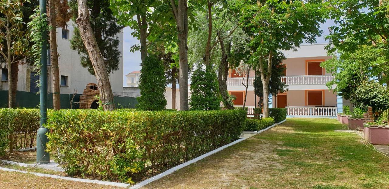 Vila Gridi- Apartamente Me Qera 斯比勒 外观 照片